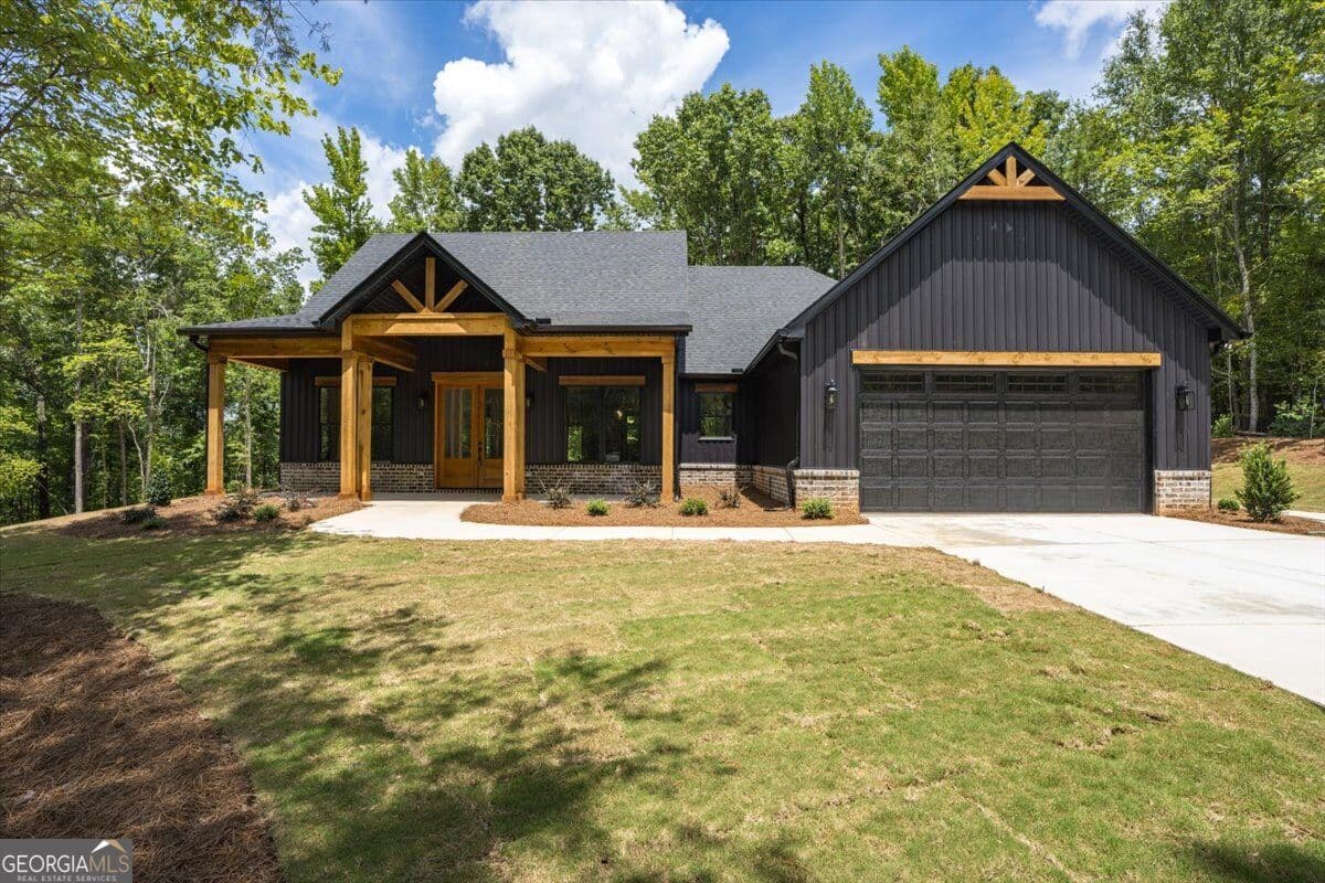 3 bedroom, 2.5 bathroom, 1,732 sq ft single family residence for sale at 1273 English Road, Forsyth, GA 31029 — photo 1 of 24