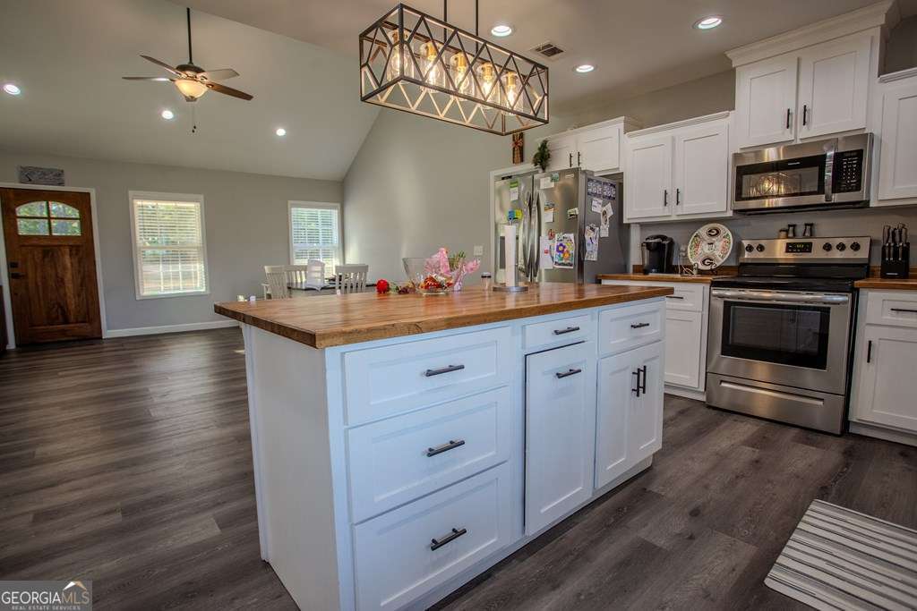 3 bedroom, 2 bathroom, 1,650 sq ft single family residence for sale at 333 E Gillis Street, Mount Vernon, GA 30445 — photo 6