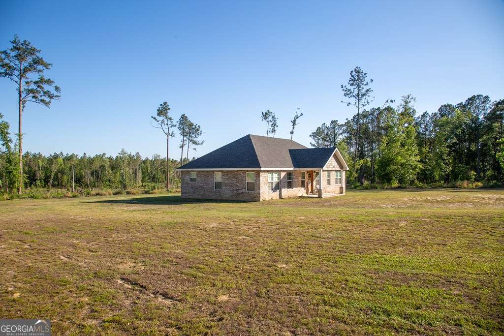 3 bedroom, 2 bathroom, 1,650 sq ft single family residence for sale at 333 E Gillis Street, Mount Vernon, GA 30445 — photo 3