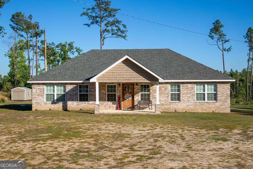 3 bedroom, 2 bathroom, 1,650 sq ft single family residence for sale at 333 E Gillis Street, Mount Vernon, GA 30445