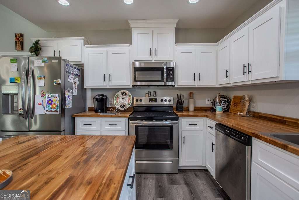 3 bedroom, 2 bathroom, 1,650 sq ft single family residence for sale at 333 E Gillis Street, Mount Vernon, GA 30445 — photo 5
