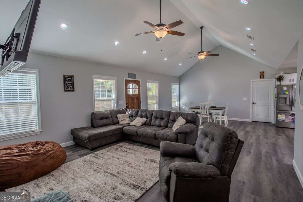 3 bedroom, 2 bathroom, 1,650 sq ft single family residence for sale at 333 E Gillis Street, Mount Vernon, GA 30445 — photo 10
