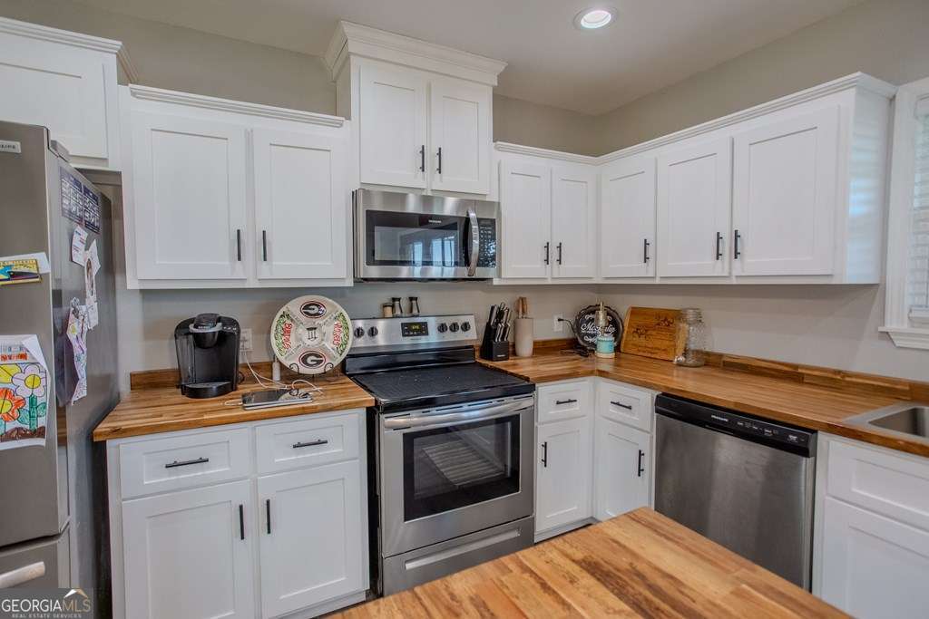 3 bedroom, 2 bathroom, 1,650 sq ft single family residence for sale at 333 E Gillis Street, Mount Vernon, GA 30445 — photo 4