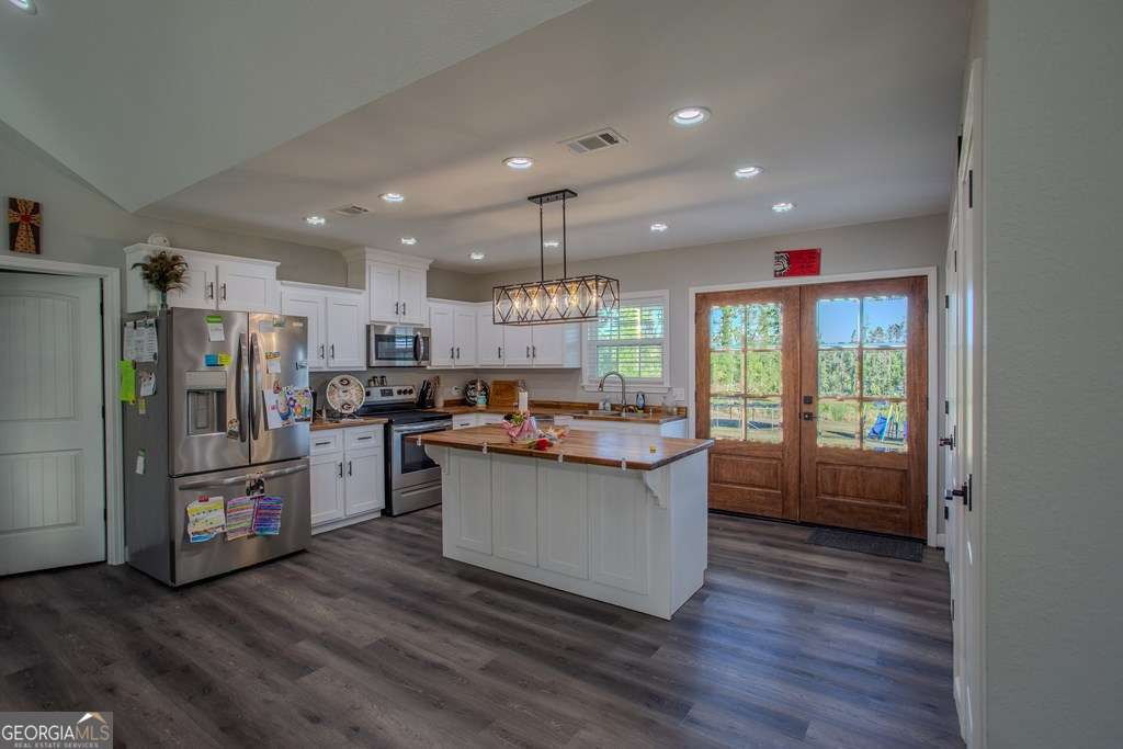 3 bedroom, 2 bathroom, 1,650 sq ft single family residence for sale at 333 E Gillis Street, Mount Vernon, GA 30445 — photo 8