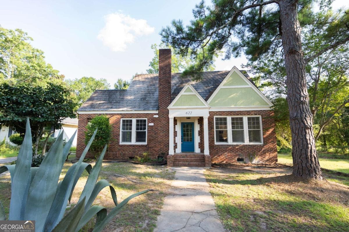 3 bedroom, 2 bathroom, 1,599 sq ft single family residence for sale at 622 Whitney Avenue, Albany, GA 31701 — photo 2
