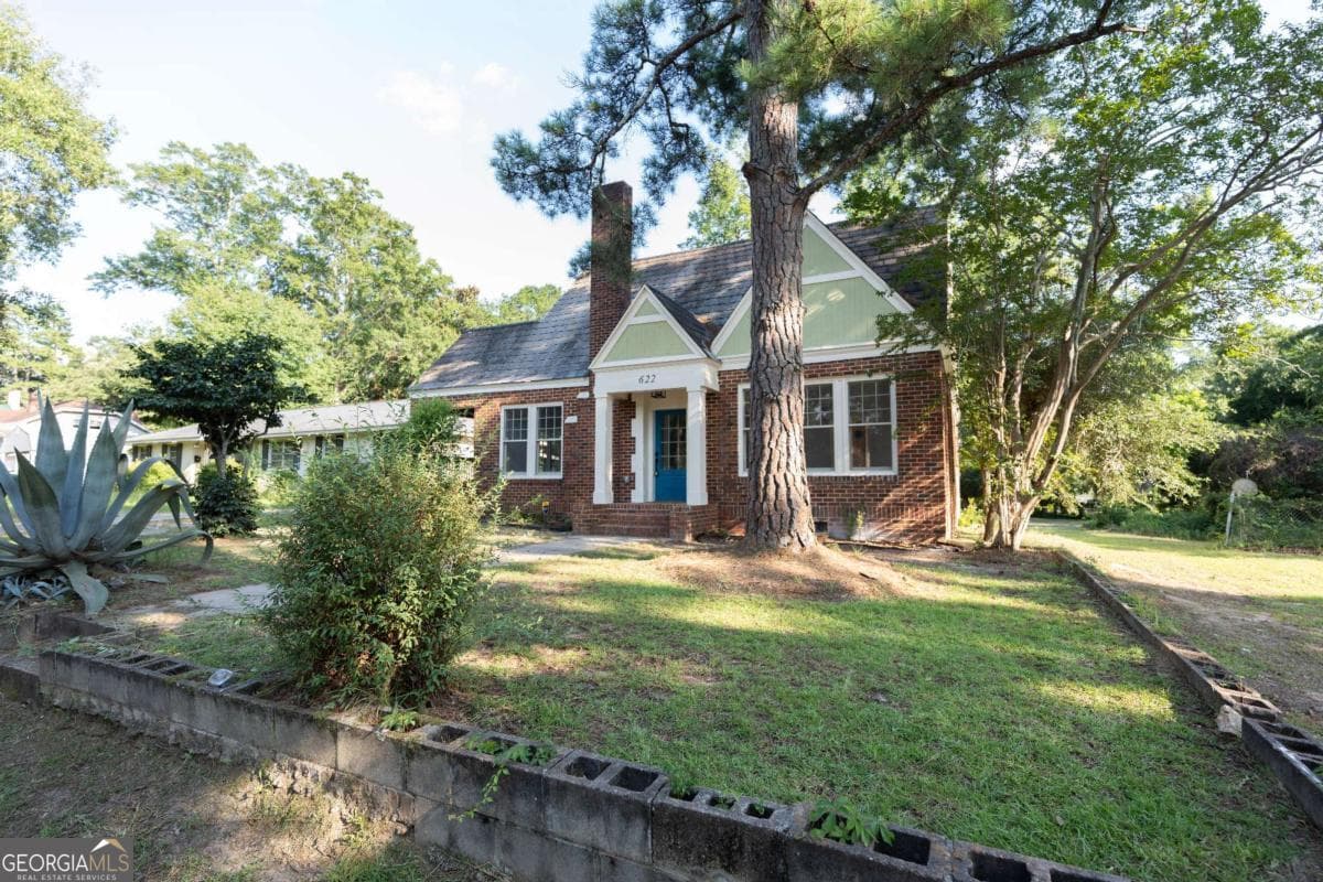 3 bedroom, 2 bathroom, 1,599 sq ft single family residence for sale at 622 Whitney Avenue, Albany, GA 31701 — photo 3