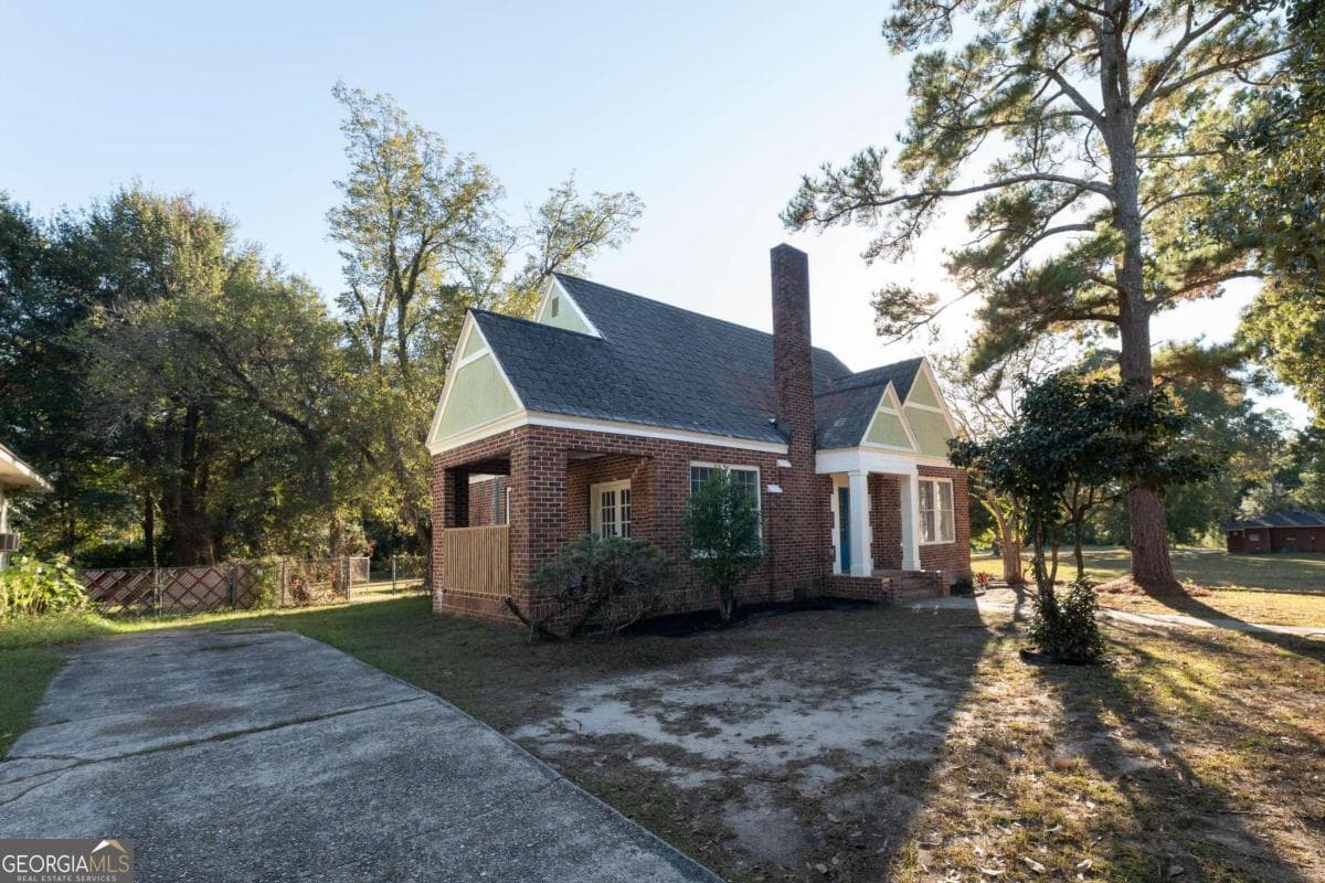 3 bedroom, 2 bathroom, 1,599 sq ft single family residence for sale at 622 Whitney Avenue, Albany, GA 31701 — photo 5