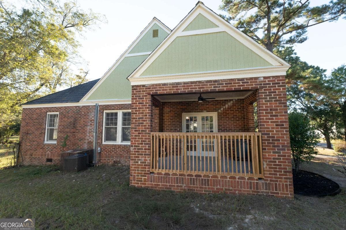 3 bedroom, 2 bathroom, 1,599 sq ft single family residence for sale at 622 Whitney Avenue, Albany, GA 31701 — photo 4