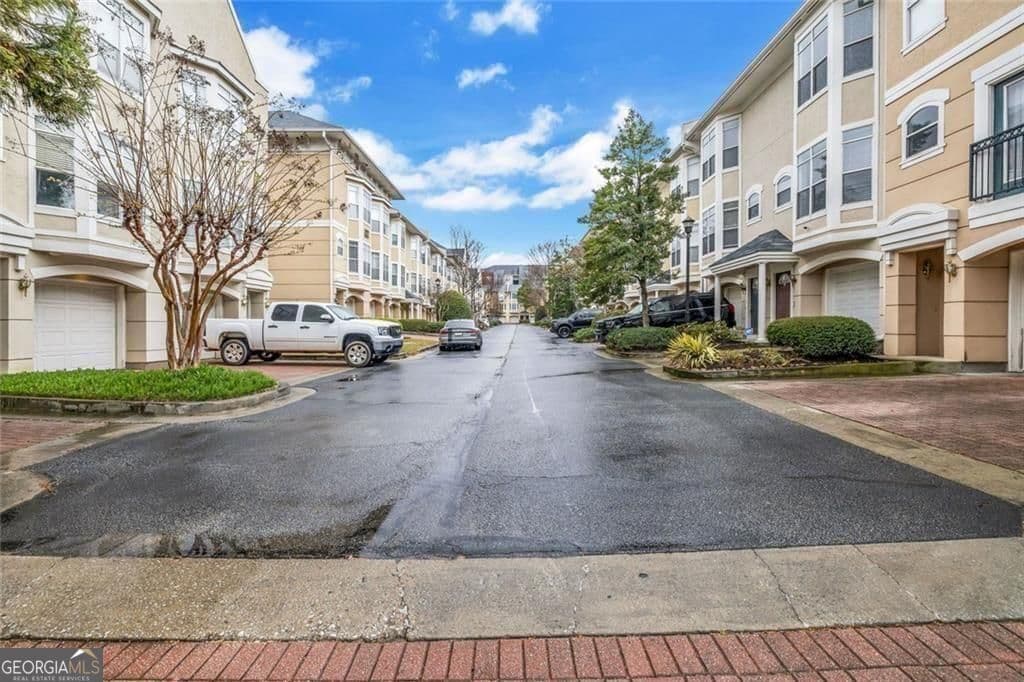 1 bedroom, 1 bathroom, 950 sq ft townhouse for sale at 375 Highland Avenue 1002, Atlanta, GA 30312 — photo 3
