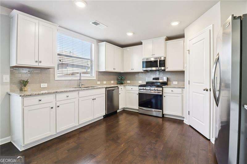5 bedroom, 3 bathroom, 2,813 sq ft single family residence for sale at 2966 Cove View Court, Dacula, GA 30019 — photo 7