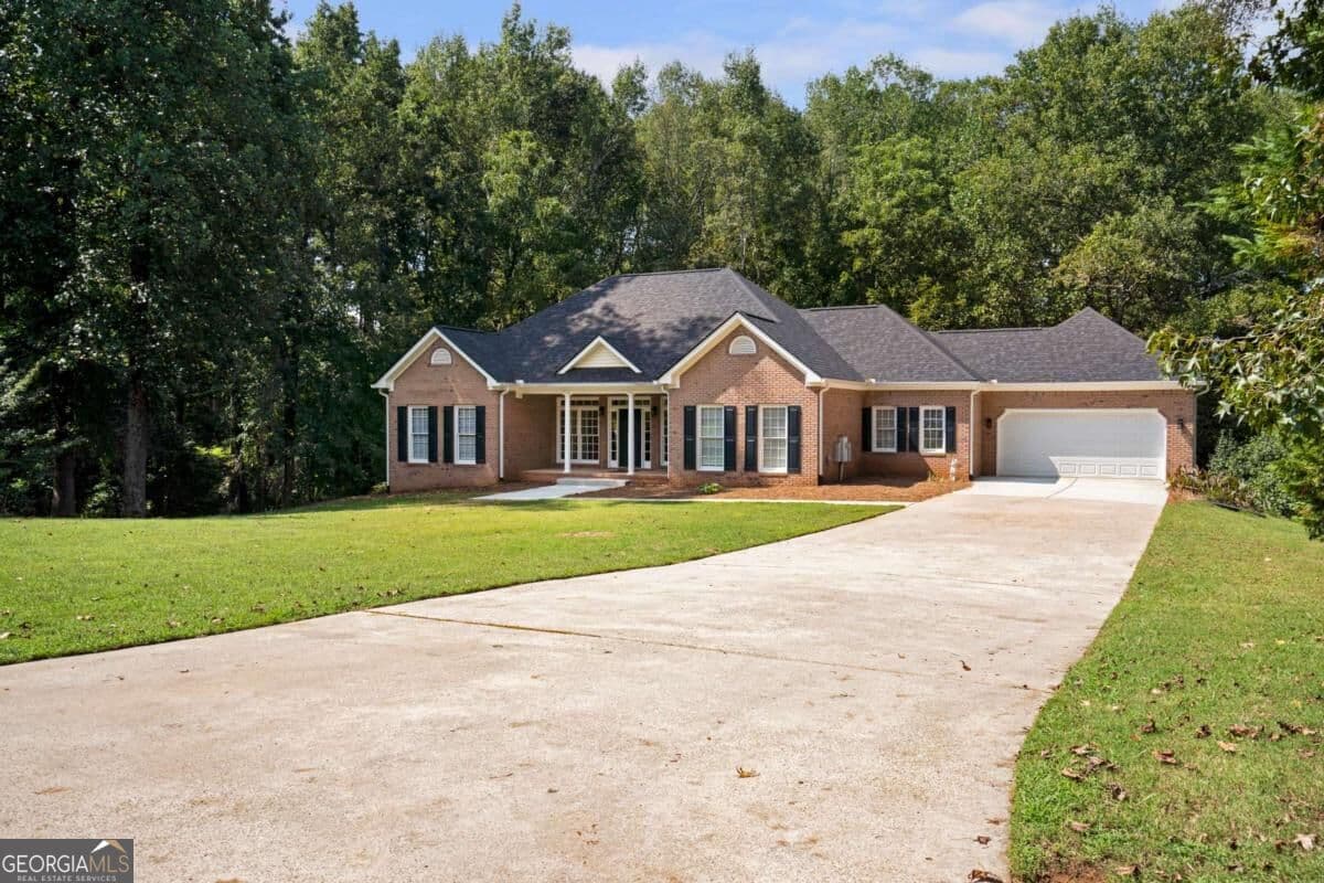 4 bedroom, 4 bathroom, 2,316 sq ft single family residence for sale at 759 stoneview Drive, Hoschton, GA 30548 — photo 1 of 37
