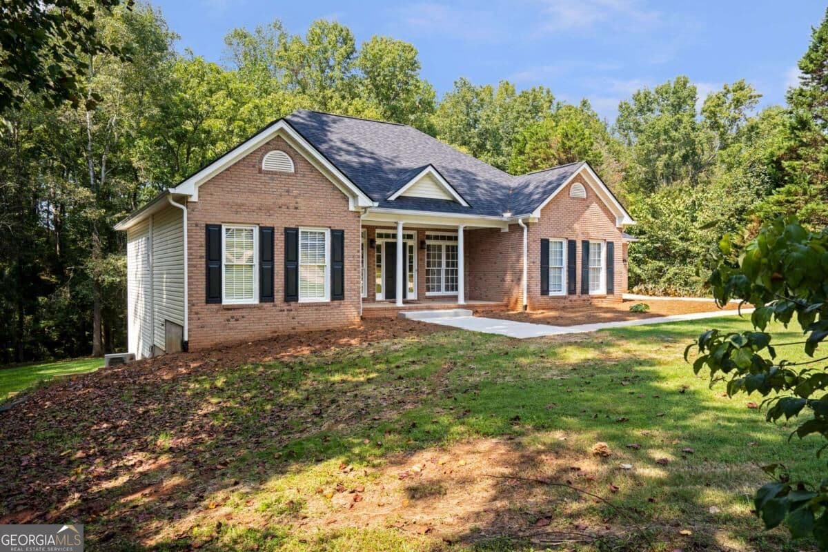 4 bedroom, 4 bathroom, 2,316 sq ft single family residence for sale at 759 stoneview Drive, Hoschton, GA 30548 — photo 4