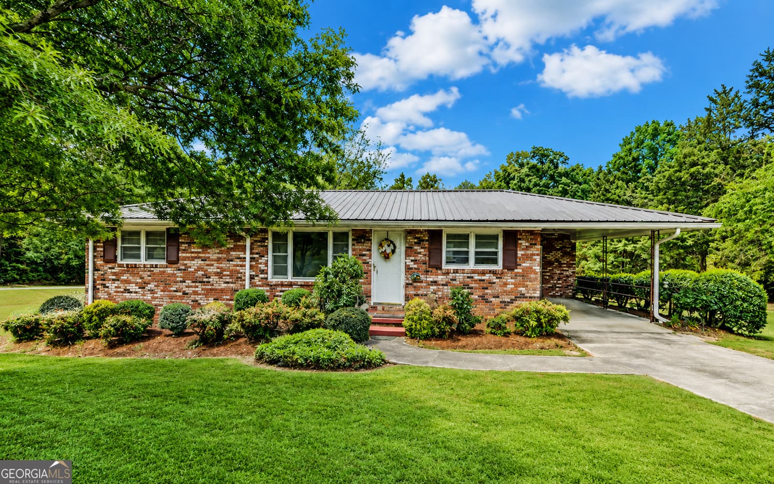 3 bedroom, 1.5 bathroom, 1,175 sq ft single family residence for sale at 586 Collins Road, Toccoa, GA 30577 — photo 1 of 46