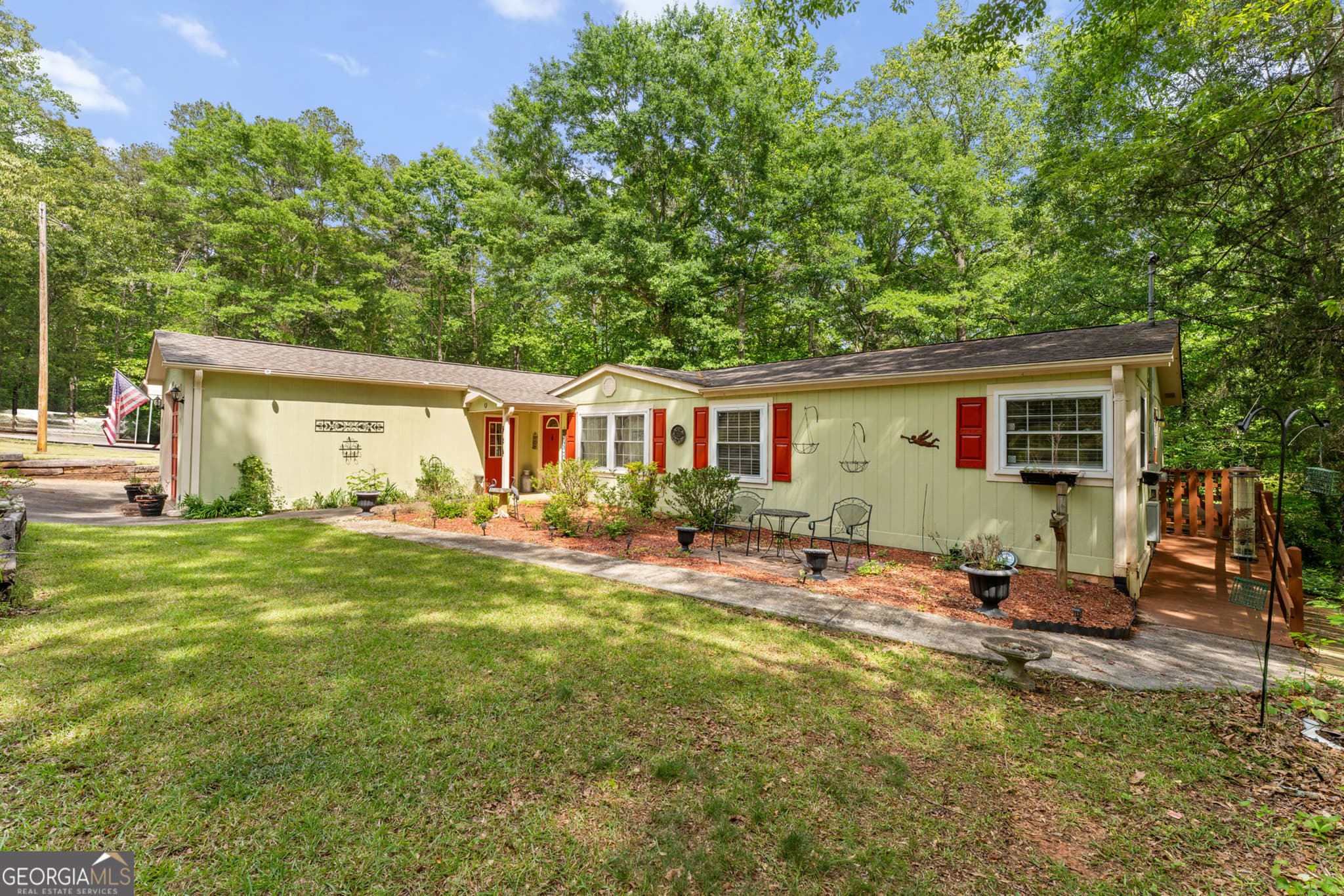 3 bedroom, 2 bathroom, 1,560 sq ft single family residence for sale at 647 Lake Harbor Trail, Martin, GA 30557 — photo 2
