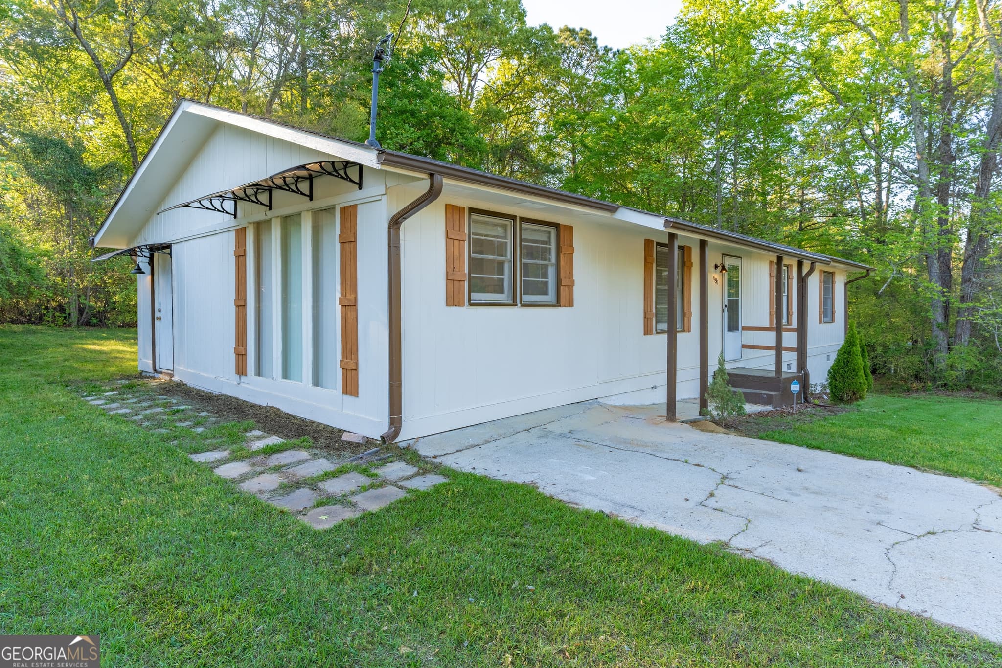 3 bedroom, 1.5 bathroom single family residence for rent at 2290 Pinetree Lane, Conyers, GA 30012 for $1,650 a month — photo 3