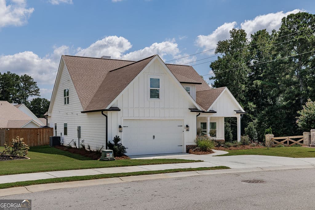 4 bedroom, 3.5 bathroom, 2,647 sq ft single family residence for sale at 15 Richmond Drive, Statham, GA 30666 — photo 2
