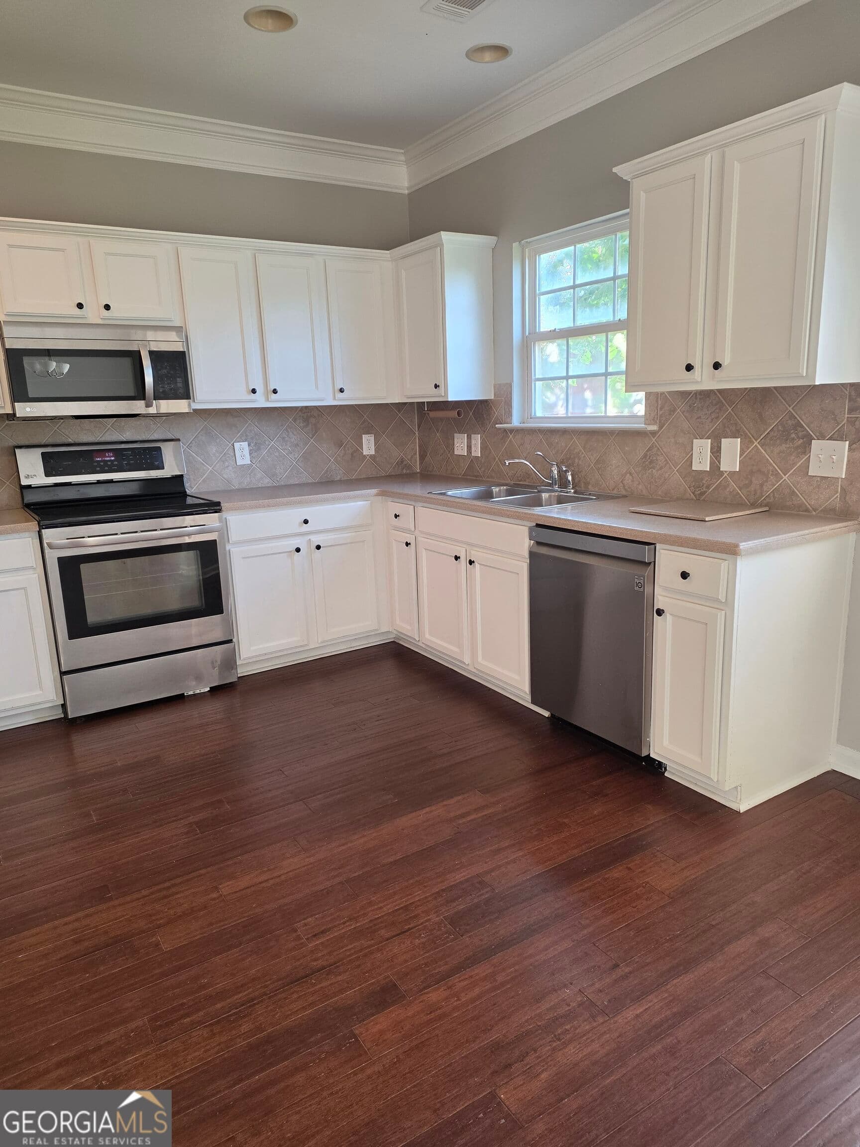 3 bedroom, 2.5 bathroom, 1,556 sq ft townhouse for sale at 2432 Black Forest Drive, Conyers, GA 30012 — photo 9