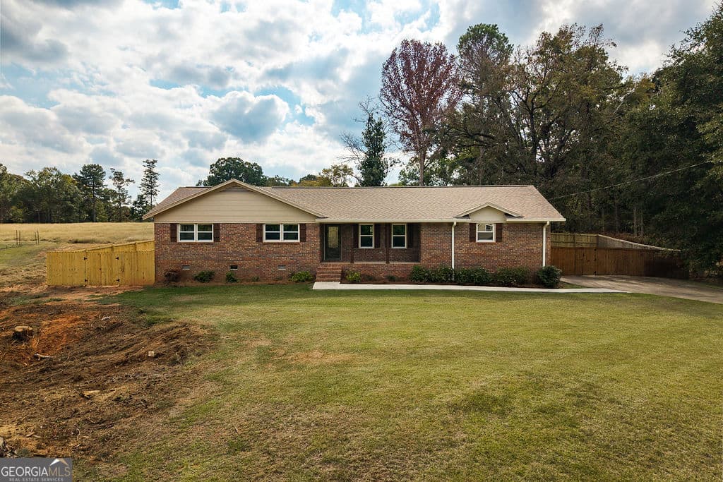 3 bedroom, 2 bathroom, 1,656 sq ft single family residence for sale at 133 Woodhurst Drive, Hartwell, GA 30643 — photo 5