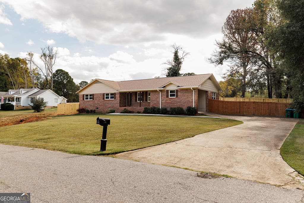 3 bedroom, 2 bathroom, 1,656 sq ft single family residence for sale at 133 Woodhurst Drive, Hartwell, GA 30643 — photo 4