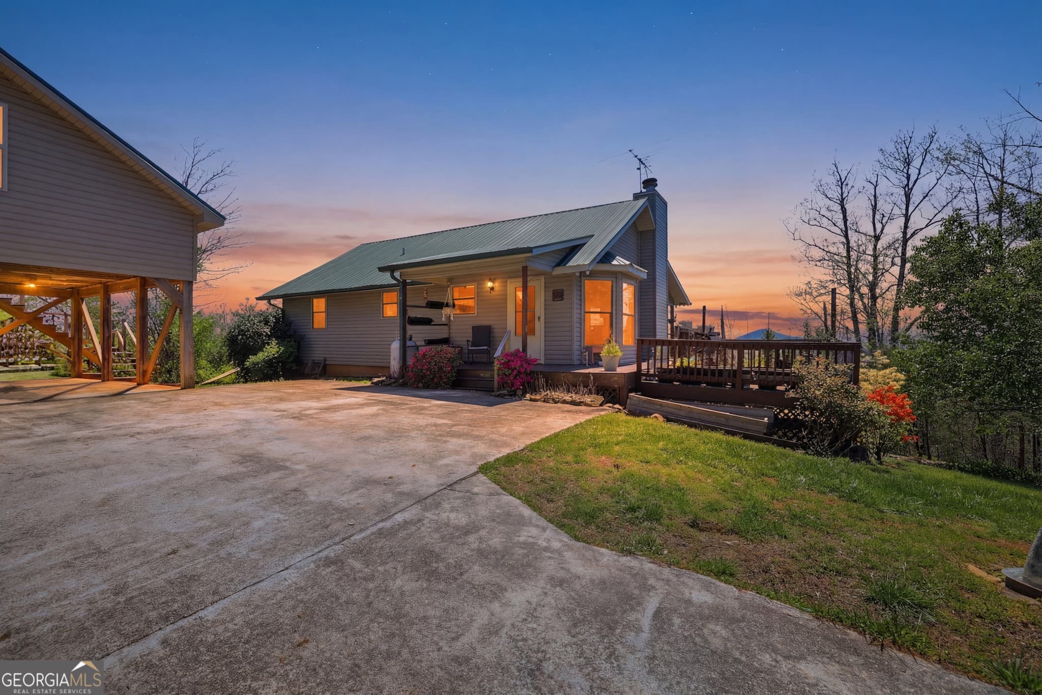 3 bedroom, 2 bathroom, 2,200 sq ft single family residence for sale at 378 Matadore Vista, Sautee Nacoochee, GA 30571 — photo 5