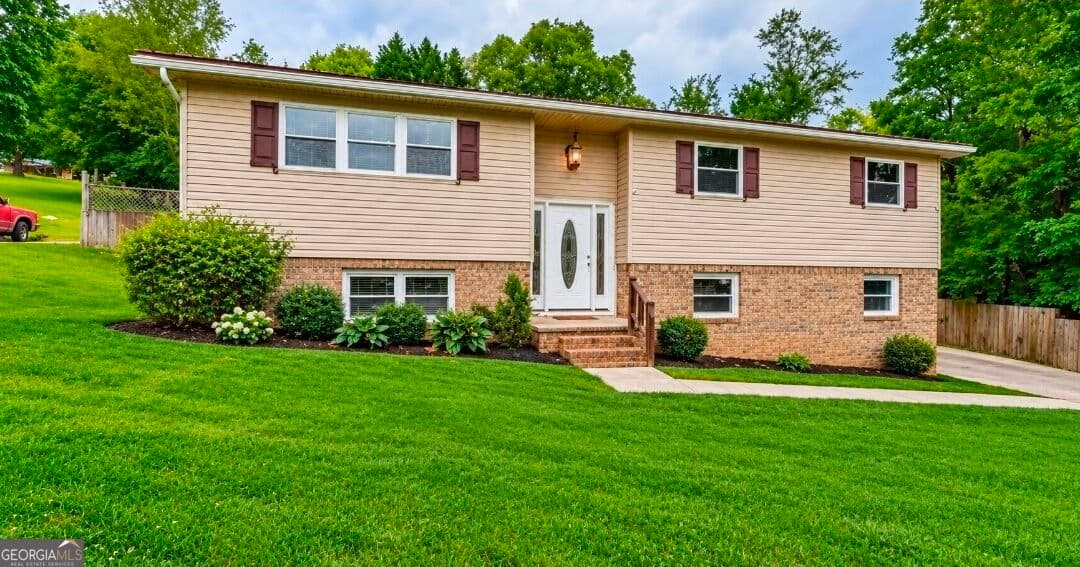 4 bedroom, 3.5 bathroom, 2,280 sq ft single family residence for sale at 72 Gregory Lane, Lafayette, GA 30728 — photo 1 of 22