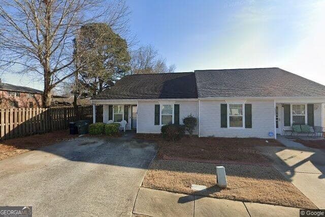 2 bedroom, 2 bathroom, 1,209 sq ft townhouse for sale at 1775 Summerwoods Lane, Griffin, GA 30224