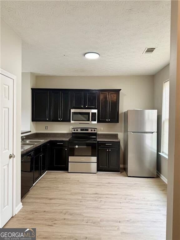 3 bedroom, 2.5 bathroom townhouse for rent at 4153 Park Chase Drive, East Point, GA 30344 for $1,795 a month — photo 4