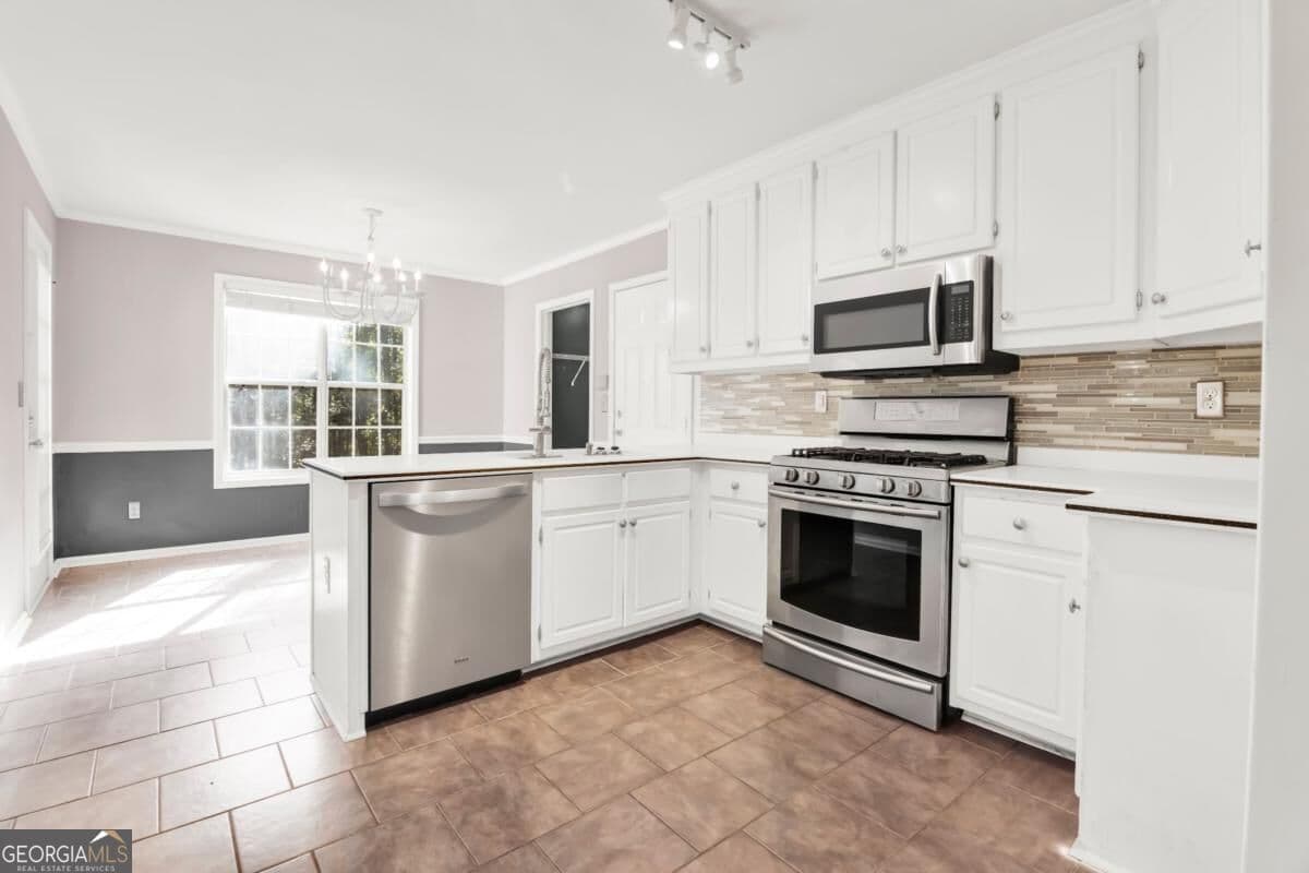 5 bedroom, 3.5 bathroom, 2,902 sq ft single family residence for sale at 1004 Crown River Parkway, Mcdonough, GA 30252 — photo 9