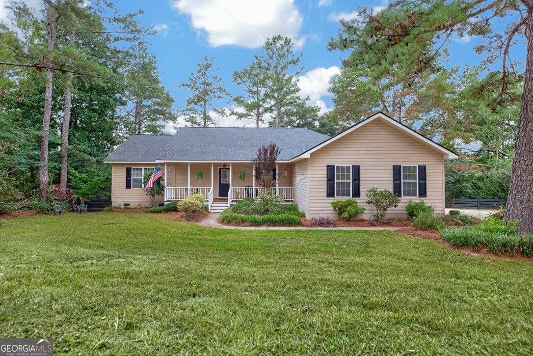 3 bedroom, 2.5 bathroom, 2,074 sq ft single family residence under contract at 103 Willow Glen, Centerville, GA 31028