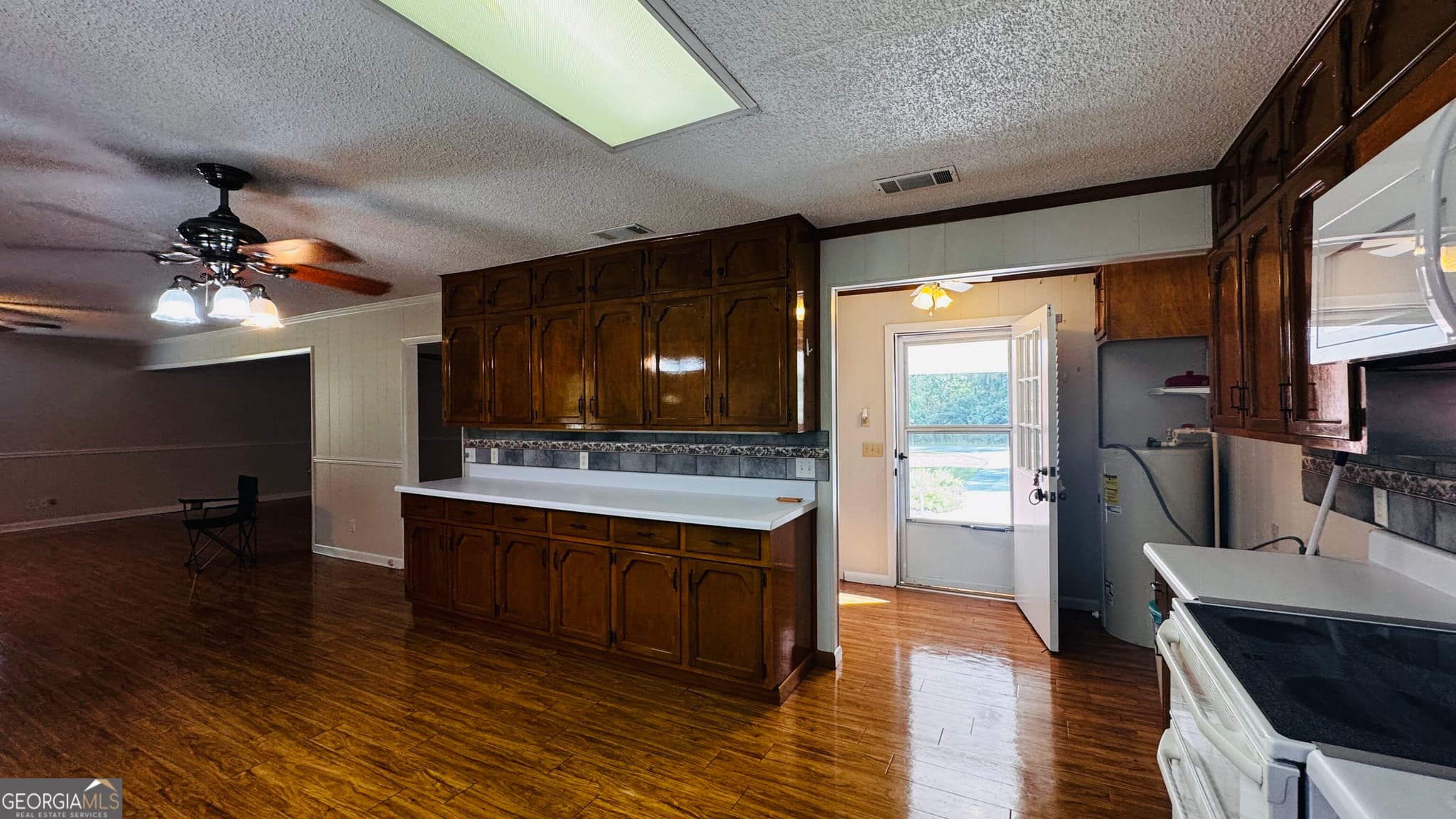 3 bedroom, 2 bathroom, 2,210 sq ft single family residence for sale at 191 Smith Avenue, Reidsville, GA 30453 — photo 5