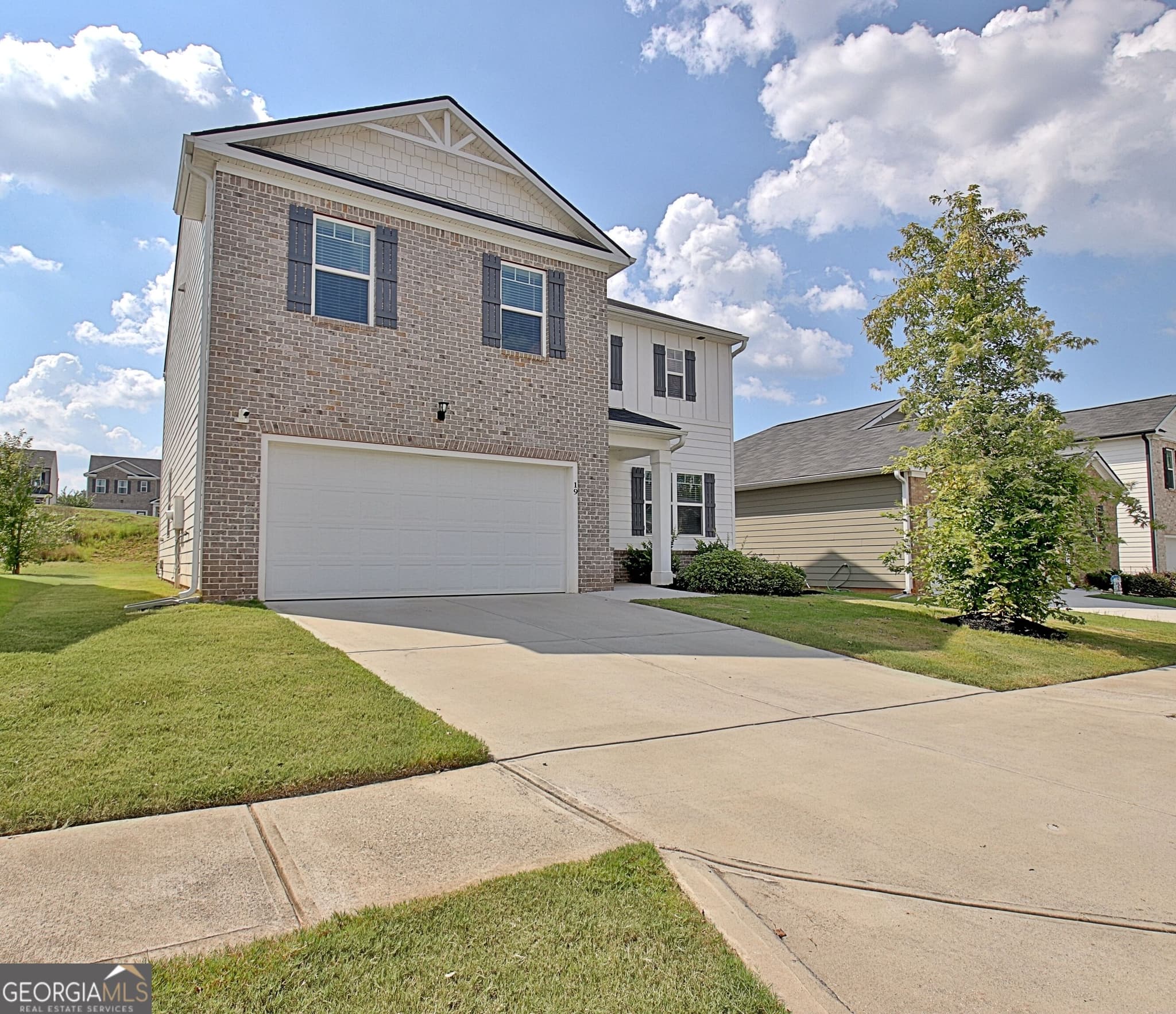 4 bedroom, 2.5 bathroom, 2,382 sq ft single family residence for sale at 19 White Spruce Way, Newnan, GA 30265 — photo 2