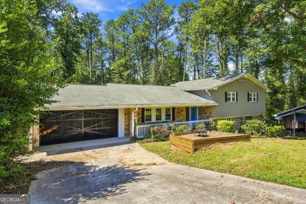 4 bedroom, 3 bathroom, 2,262 sq ft single family residence for sale at 3179 Flamingo Drive, East Point, GA 30344 — photo 2
