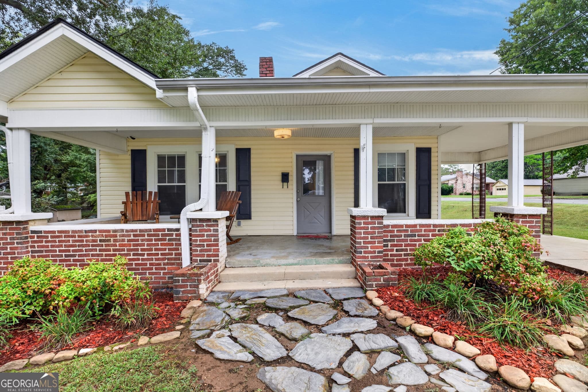2 bedroom, 1 bathroom, 1,038 sq ft single family residence for sale at 303 Bluff Street, Rockmart, GA 30153 — photo 1 of 32