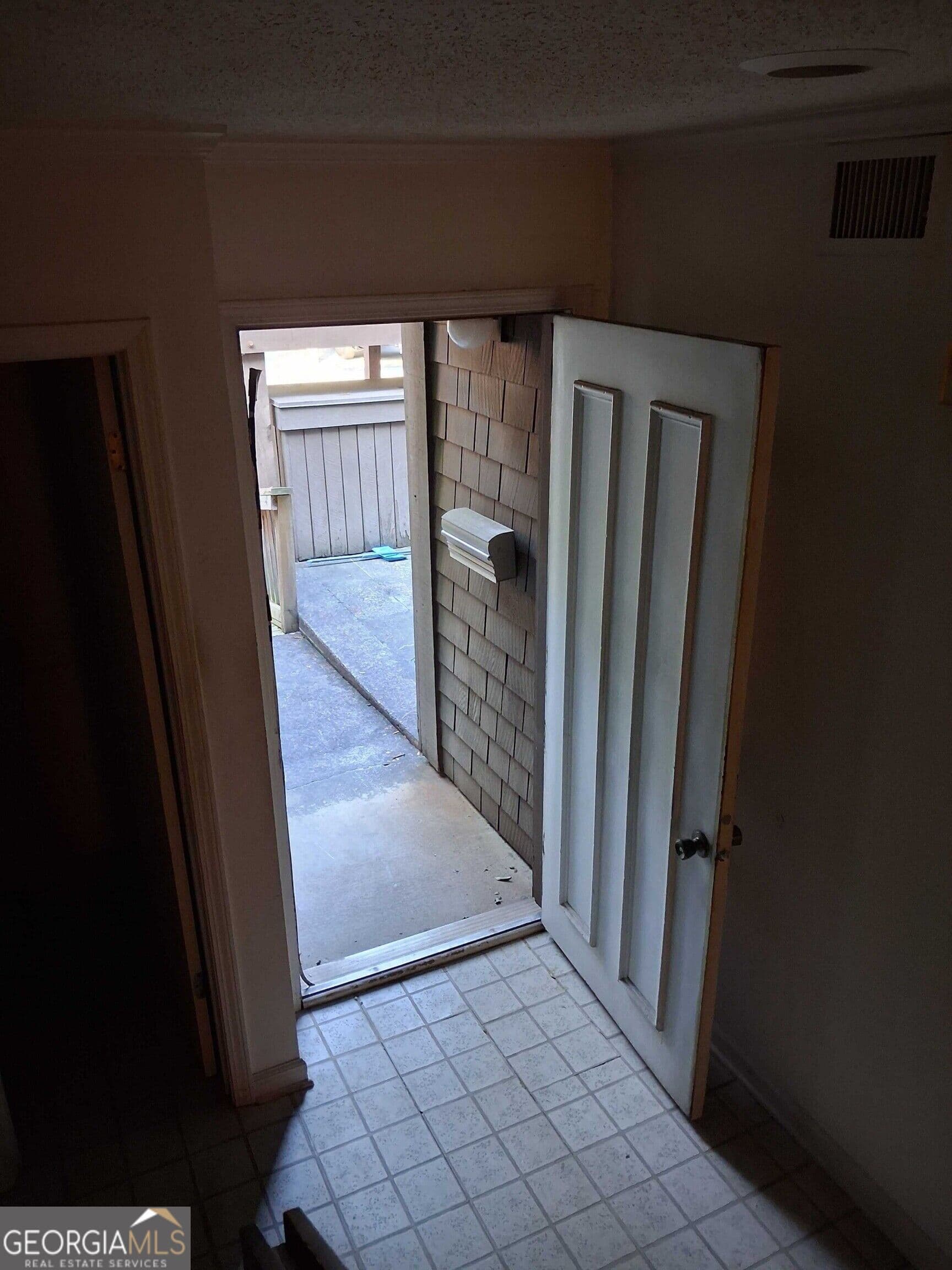 2 bedroom, 2.5 bathroom, 1,498 sq ft condominium for sale at 111 Willowick Drive, Lithonia, GA 30038 — photo 4
