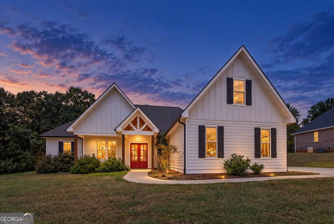 4 bedroom, 3.5 bathroom, 3,080 sq ft single family residence for sale at 194 High Bluff Court, Milledgeville, GA 31061 — photo 1 of 46