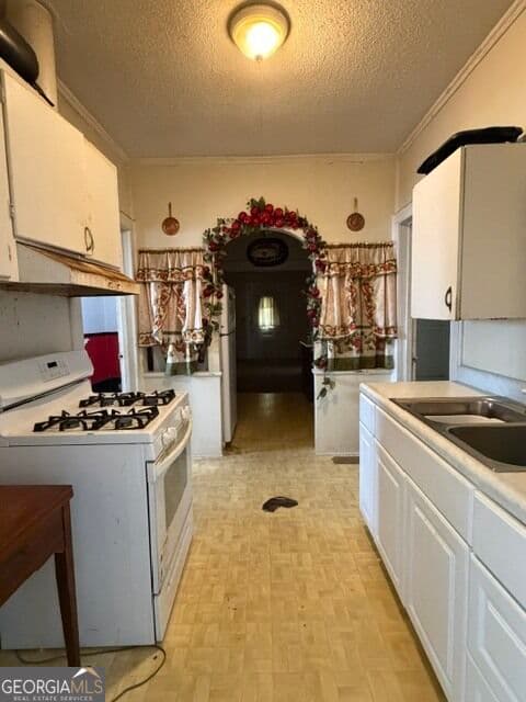 4 bedroom, 2 bathroom, 2,190 sq ft single family residence under contract at 302 Smith Street, Tennille, GA 31089 — photo 8