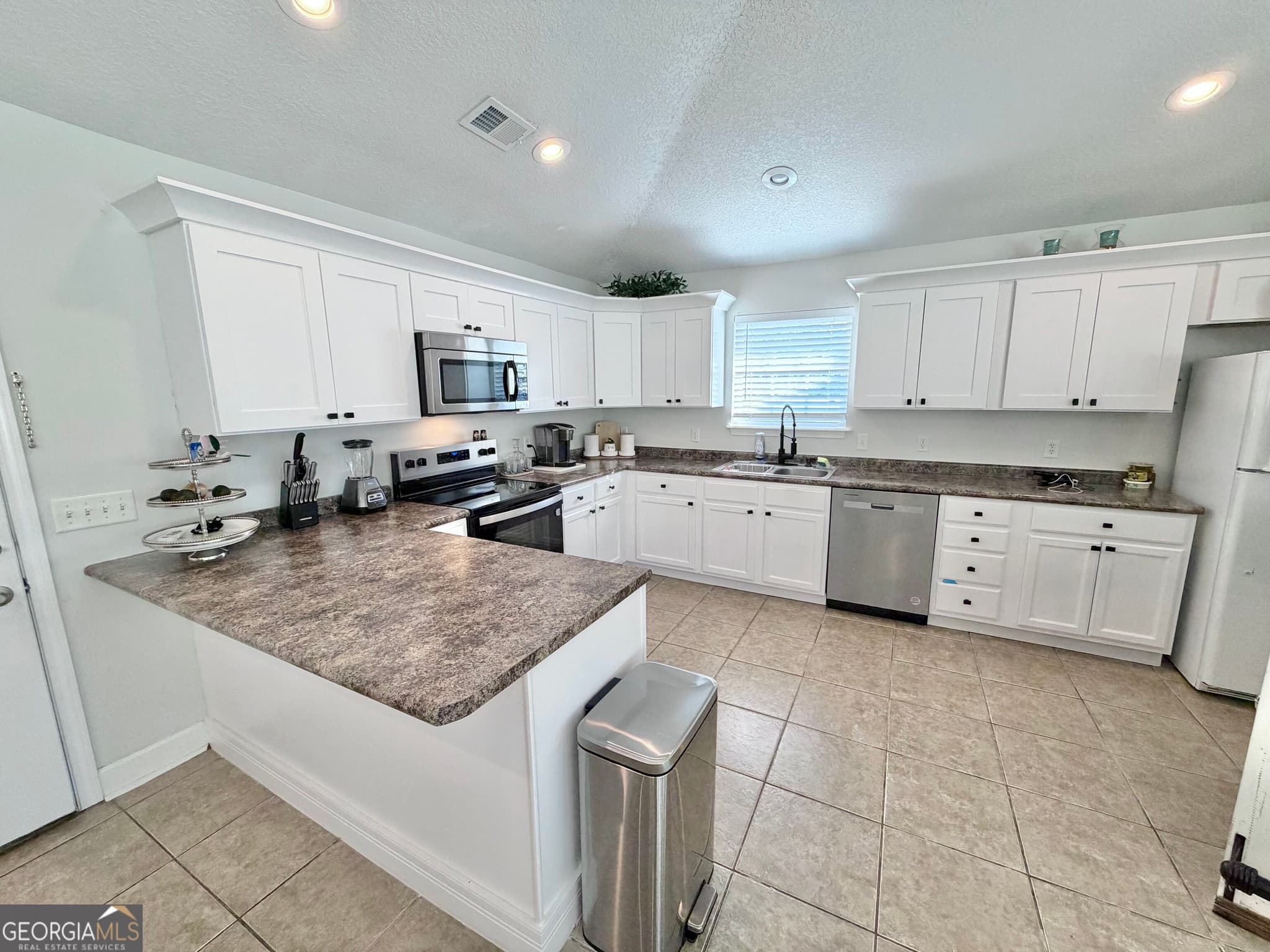3 bedroom, 2 bathroom, 1,958 sq ft single family residence for sale at 206 Willow Drive, Glennville, GA 30427 — photo 9