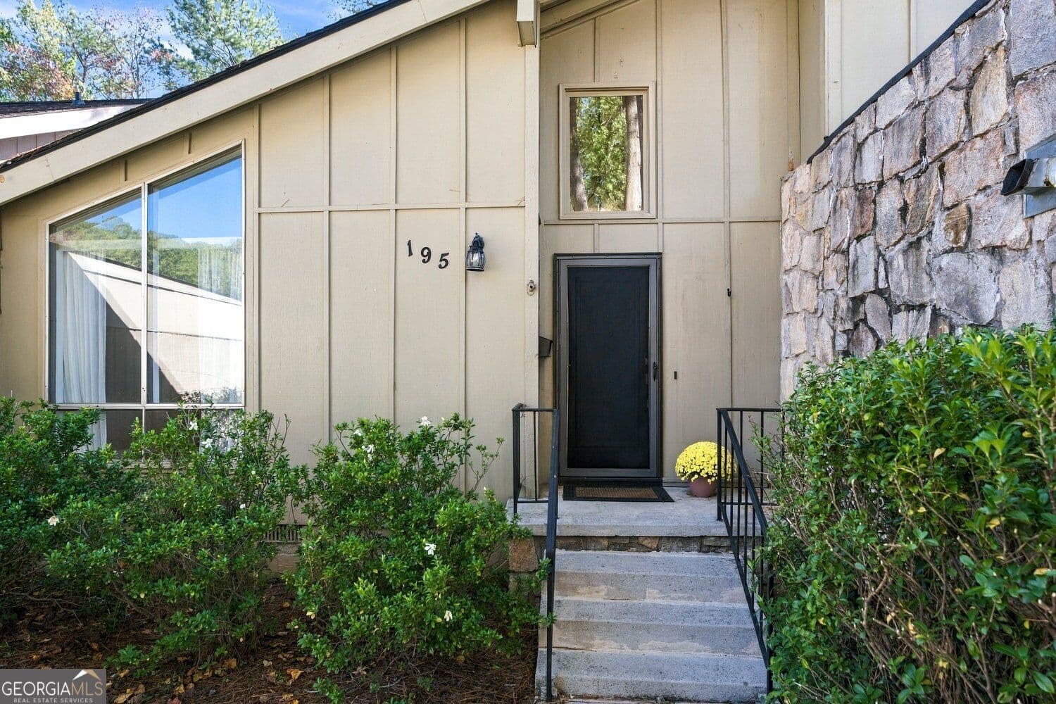 4 bedroom, 2.5 bathroom, 2,937 sq ft townhouse for sale at 195 Southwind Circle, Roswell, GA 30076 — photo 3