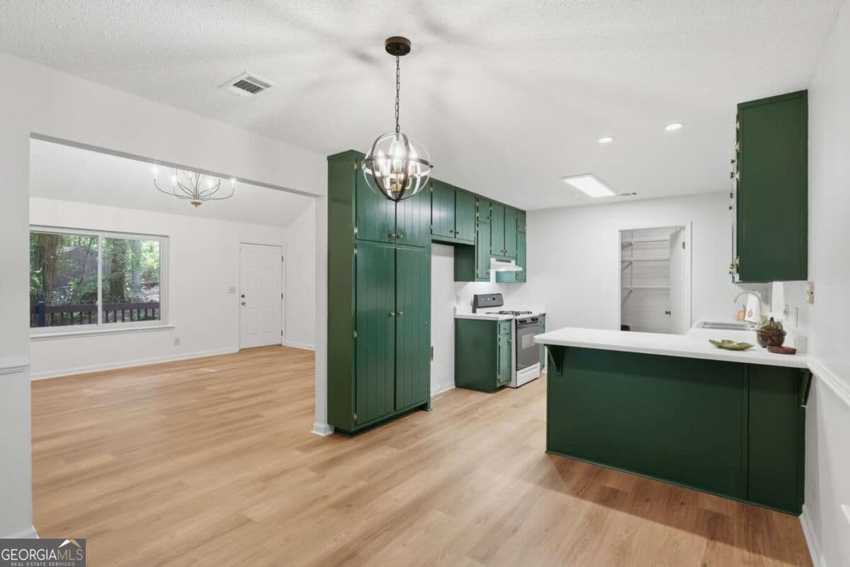 3 bedroom, 2 bathroom, 1,404 sq ft single family residence for sale at 6292 Lively Way, Cumming, GA 30040 — photo 8