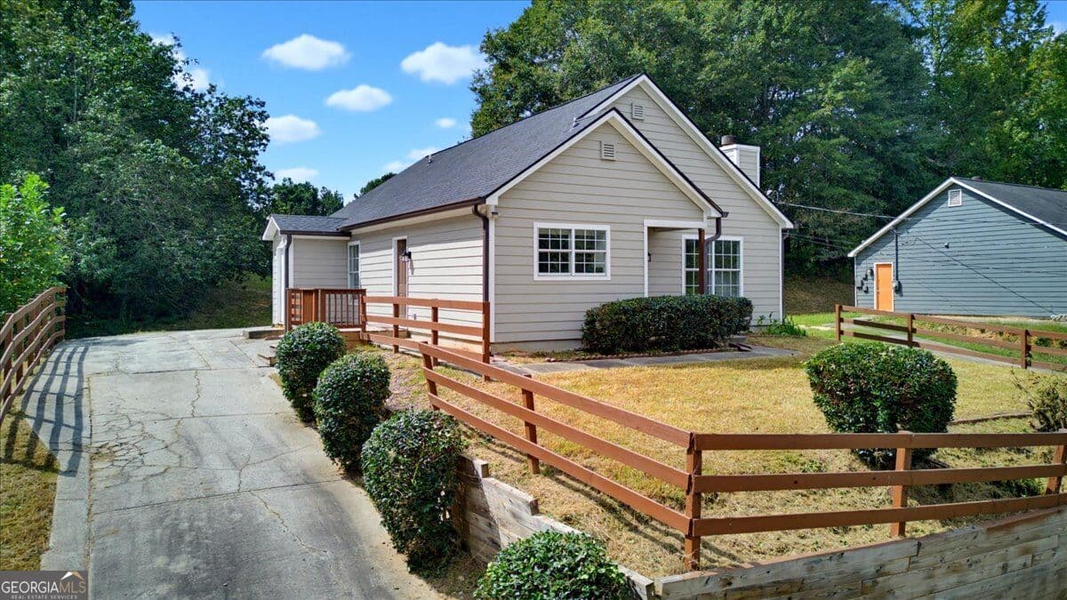 3 bedroom, 2 bathroom, 1,335 sq ft single family residence for sale at 910 Winterside Lane, Atlanta, GA 30349 — photo 3