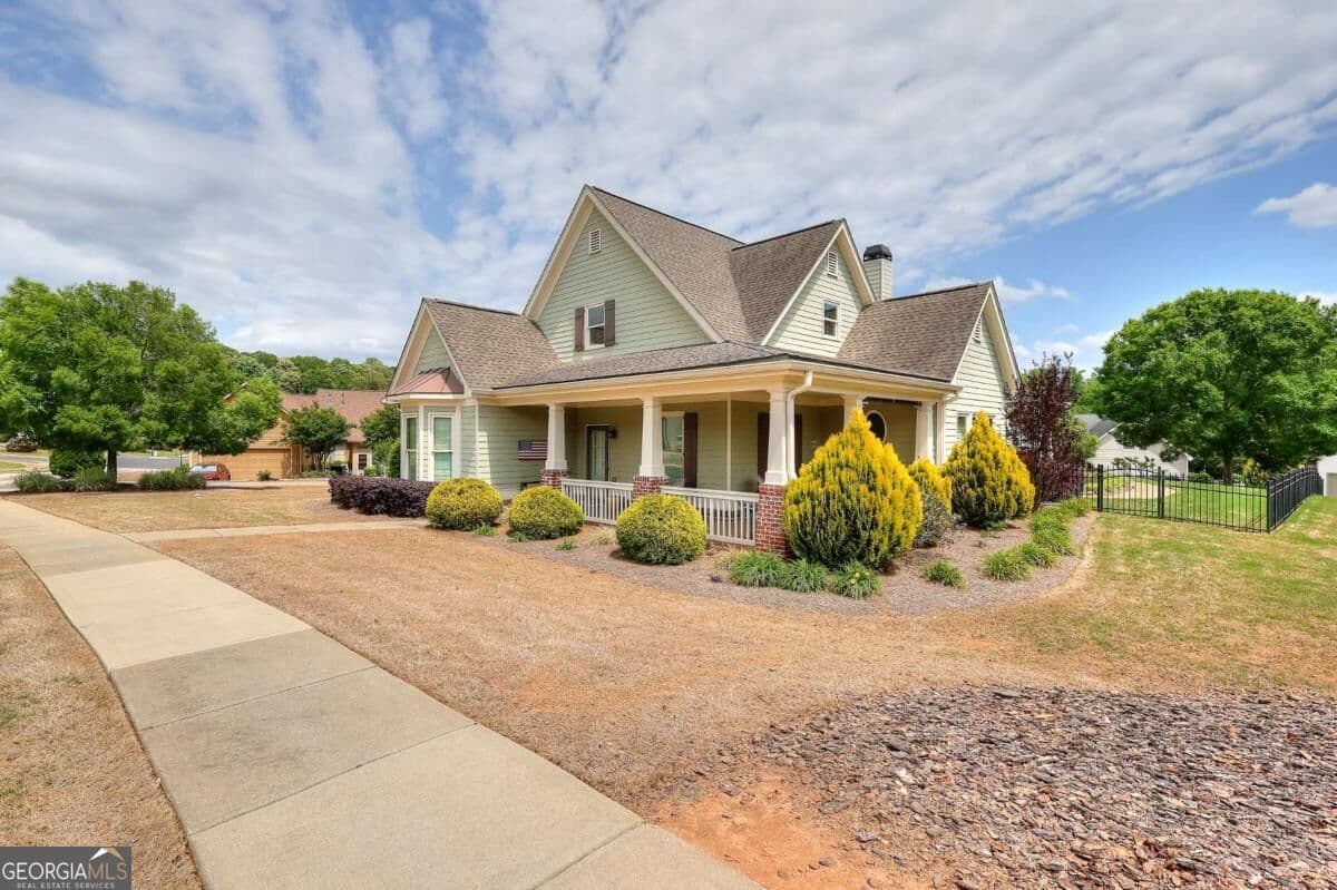 3 bedroom, 2 bathroom, 2,912 sq ft single family residence for sale at 125 Hawthorn Way, Hoschton, GA 30548 — photo 6