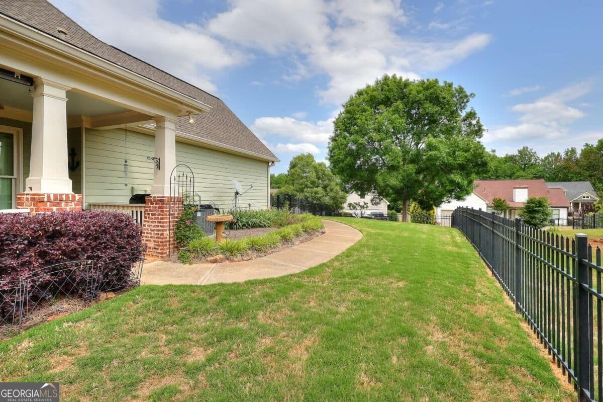 3 bedroom, 2 bathroom, 2,912 sq ft single family residence for sale at 125 Hawthorn Way, Hoschton, GA 30548 — photo 4