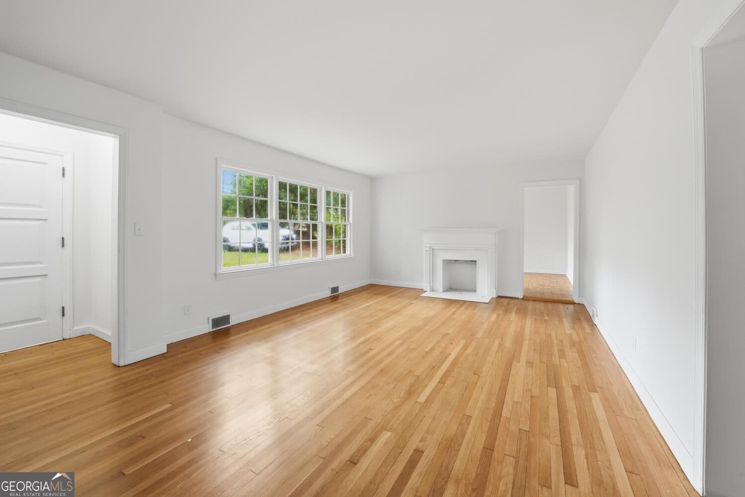 3 bedroom, 2 bathroom, 1,951 sq ft single family residence for sale at 1825 Waverland Circle, Macon, GA 31211 — photo 3