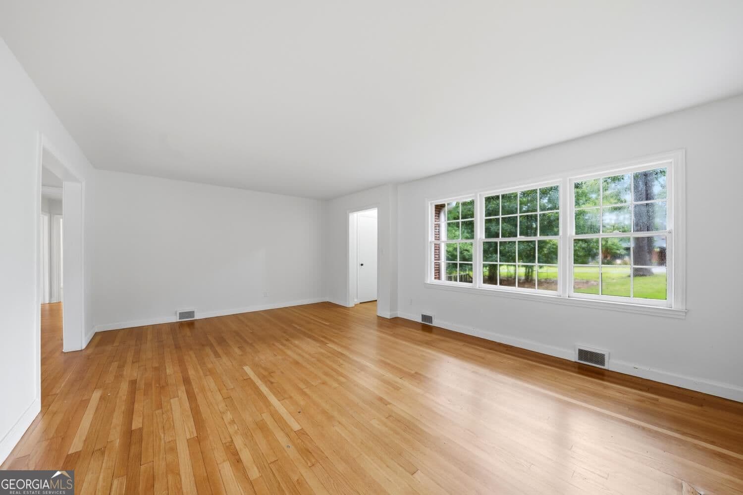 3 bedroom, 2 bathroom, 1,951 sq ft single family residence for sale at 1825 Waverland Circle, Macon, GA 31211 — photo 4