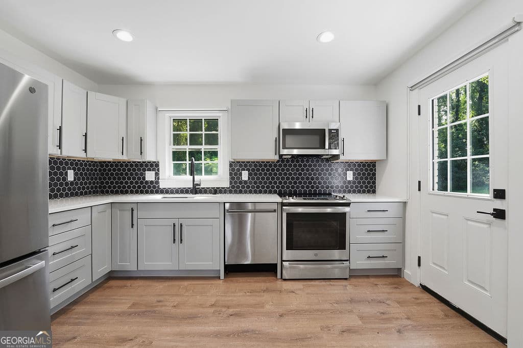 2 bedroom, 1 bathroom, 831 sq ft single family residence for sale at 1127 Delores Way, Forest Park, GA 30297 — photo 2