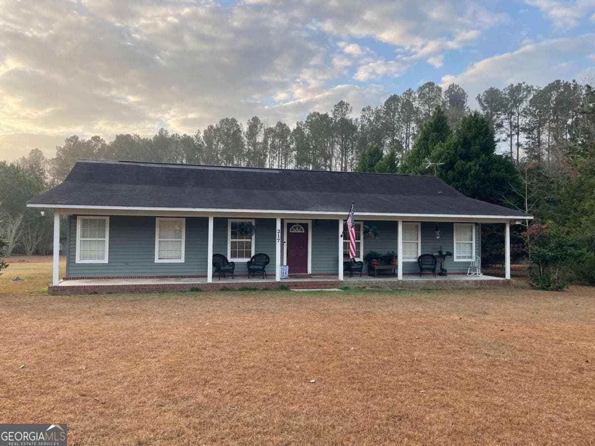 3 bedroom, 2 bathroom, 1,620 sq ft single family residence sold at 217 Live Oak Lane, Claxton, GA 30417
