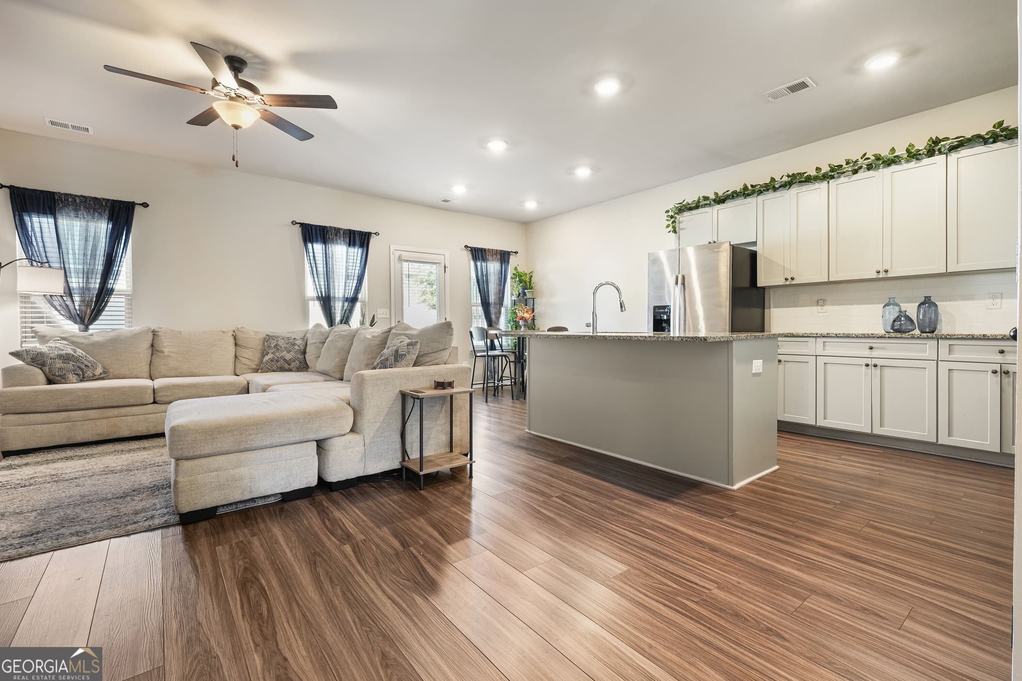 3 bedroom, 2.5 bathroom, 1,504 sq ft townhouse for sale at 7143 Chara Lane, Atlanta, GA 30331 — photo 4