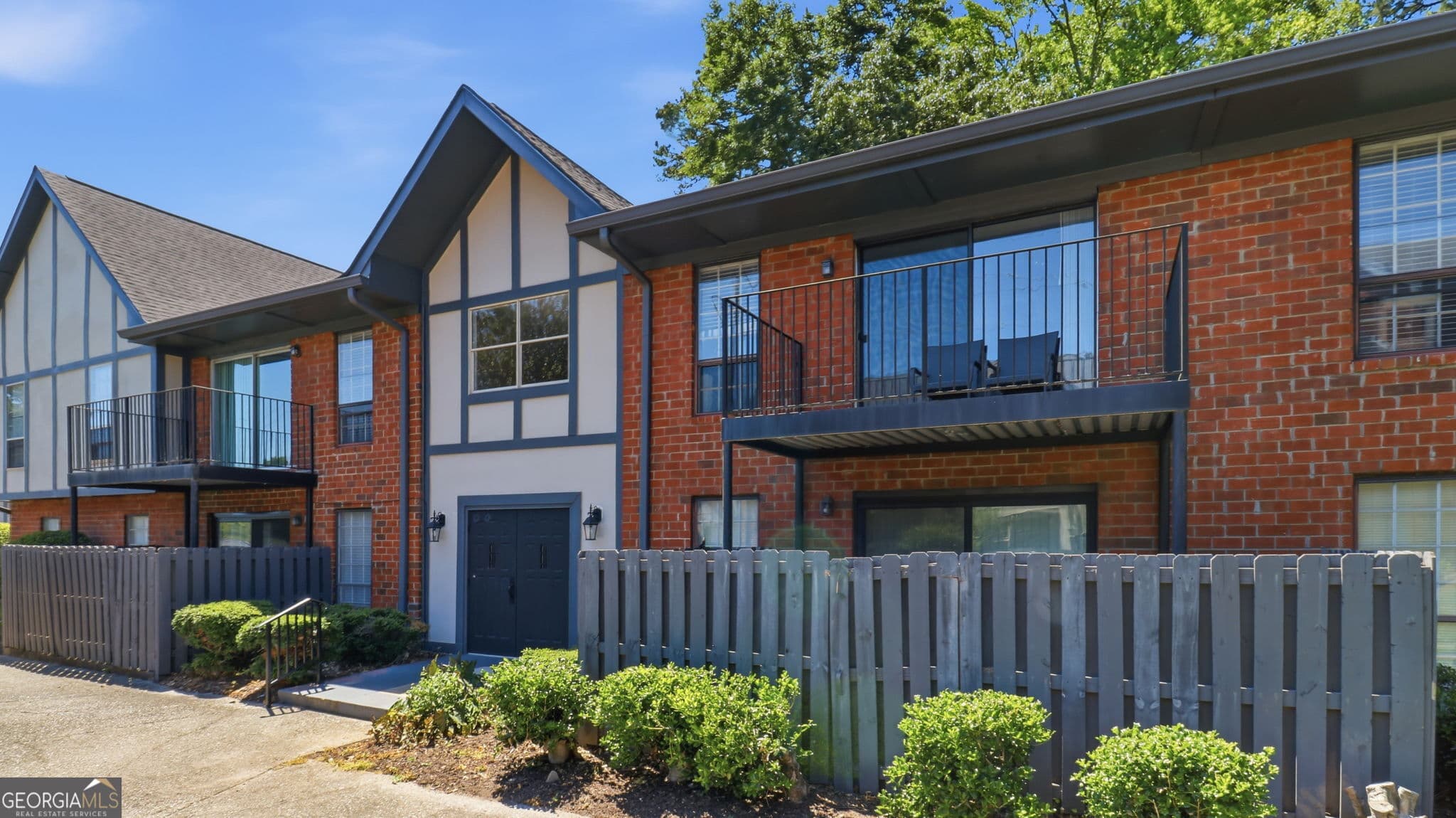 2 bedroom, 2 bathroom, 1,206 sq ft condominium for sale at 6851 Roswell Road A4, Atlanta, GA 30328 — photo 2