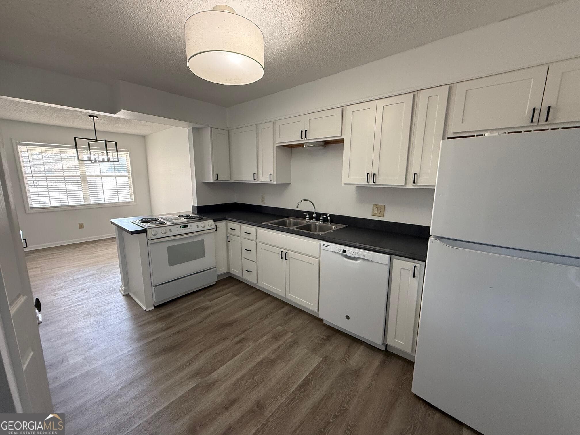 2 bedroom, 2.5 bathroom, 1,596 sq ft townhouse for sale at 109 Courtyard Drive, Thomasville, GA 31757 — photo 2