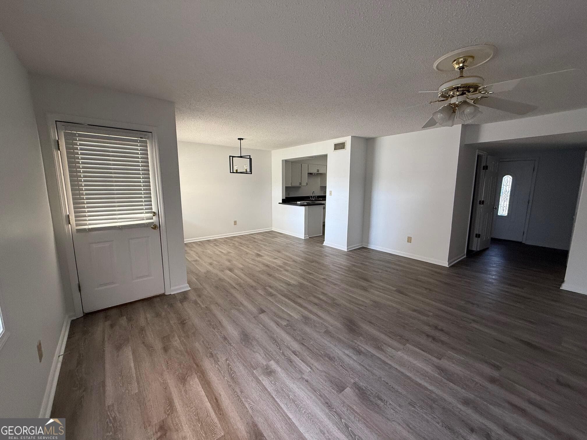 2 bedroom, 2.5 bathroom, 1,596 sq ft townhouse for sale at 109 Courtyard Drive, Thomasville, GA 31757 — photo 3